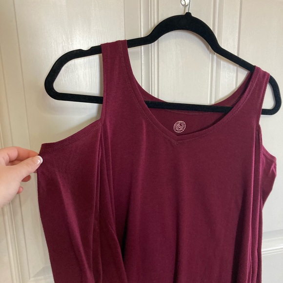 Cold shoulder blouse. Barley ever worn. - Picture 5 of 5